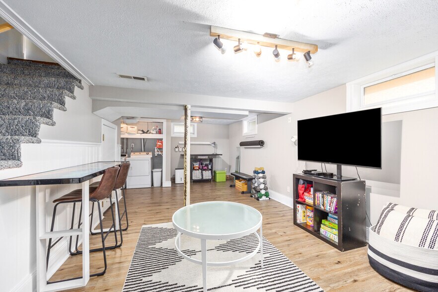 Basement Rec Room - 507 Fontenelle St SE