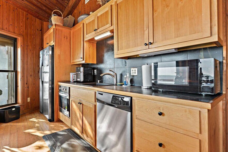 Building Photo - 6001 Belle Fontaine Dr