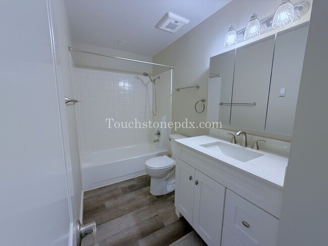 Building Photo - 119 SE Sweetbriar Ln