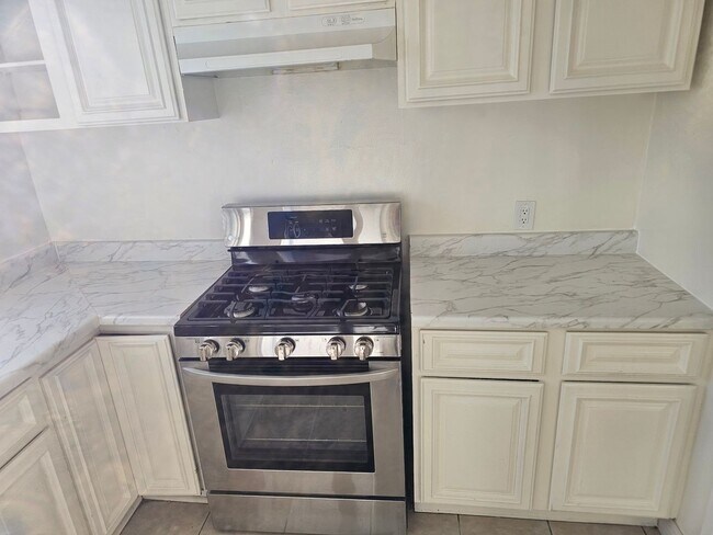 Building Photo - Charming 3BR Condo in Fontana