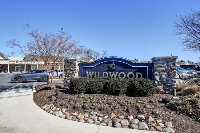 Building Photo - 7400 Lakeview Dr