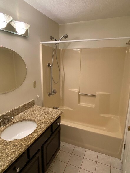 Main Bathroom - 255 North Rd