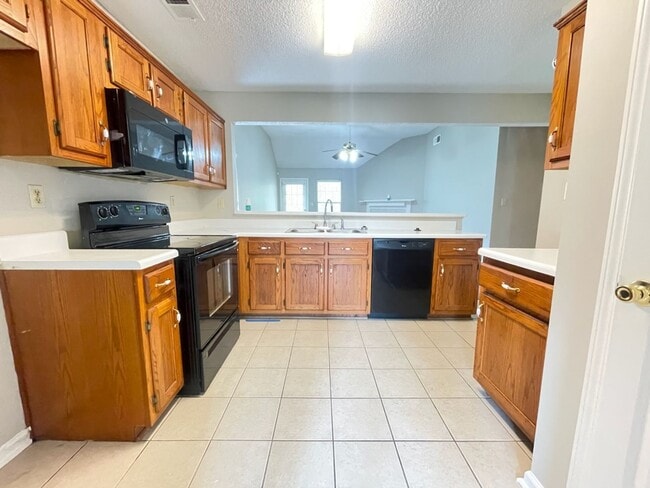 Building Photo - Plum Point Village home!