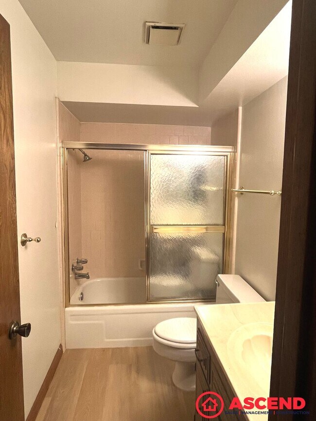 Building Photo - Stunning 3BD/2.5BA Condo in Bakersfield's 93309 — HOA Community & Move-In Ready!