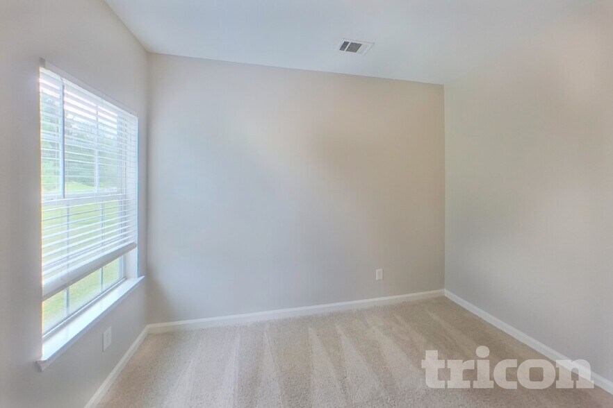 Building Photo - 15 Silver Willow Walk