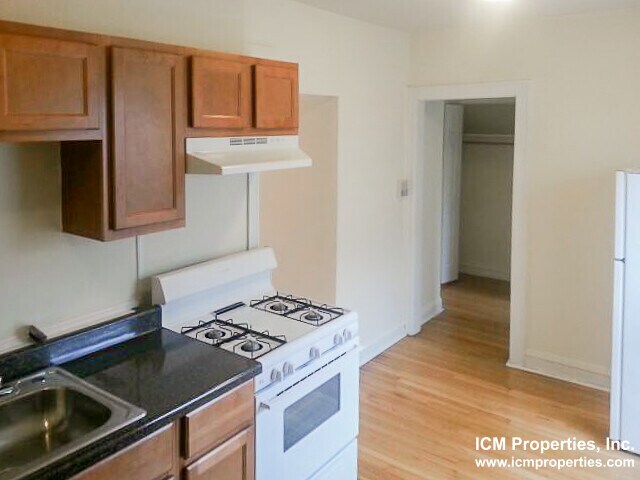 Building Photo - 5921 N Paulina St