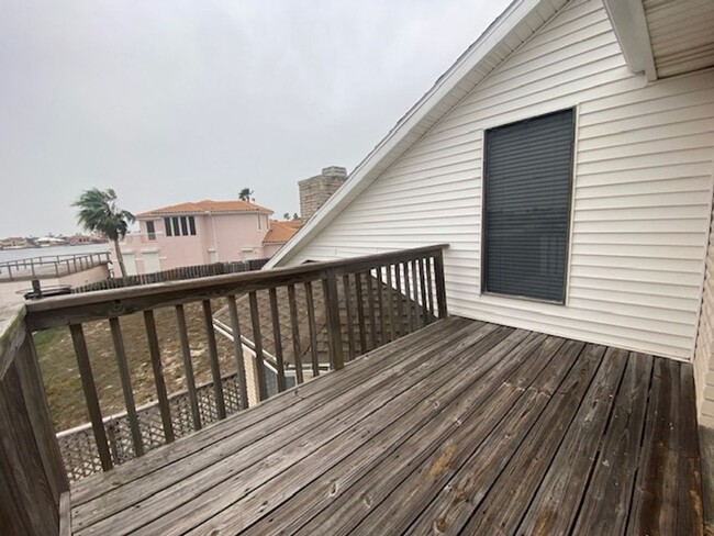 Building Photo - PADRE ISLAND HOME - EXTRA WIDE CANAL!