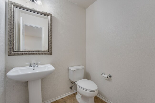 Building Photo - Charming & Spacious 3/2.5 in Mesa Creek JU...