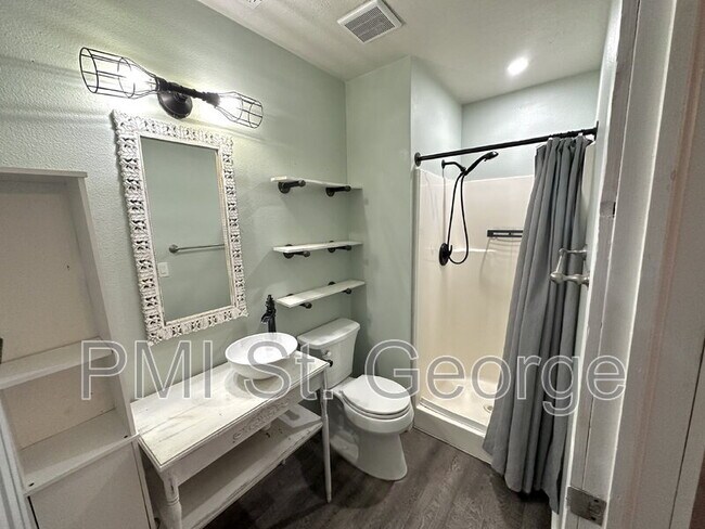 Building Photo - 460 S Main St