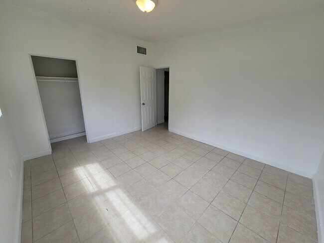 Building Photo - 4505 Lake Lawne Ave