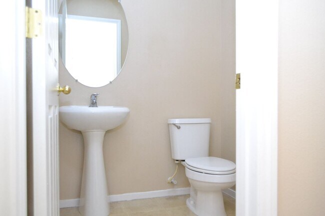 Building Photo - SW - 3 BEDROOMS PLUS LOFT SPACE