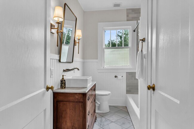 Building Photo - Completely Renovated Charming - 3 bedroom 2 bathroom home - 1108 Bonventure Rd, Savannah GA