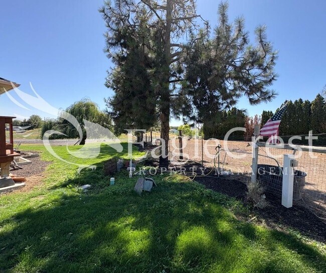Building Photo - Beautiful Five Bedroom Home with Acreage