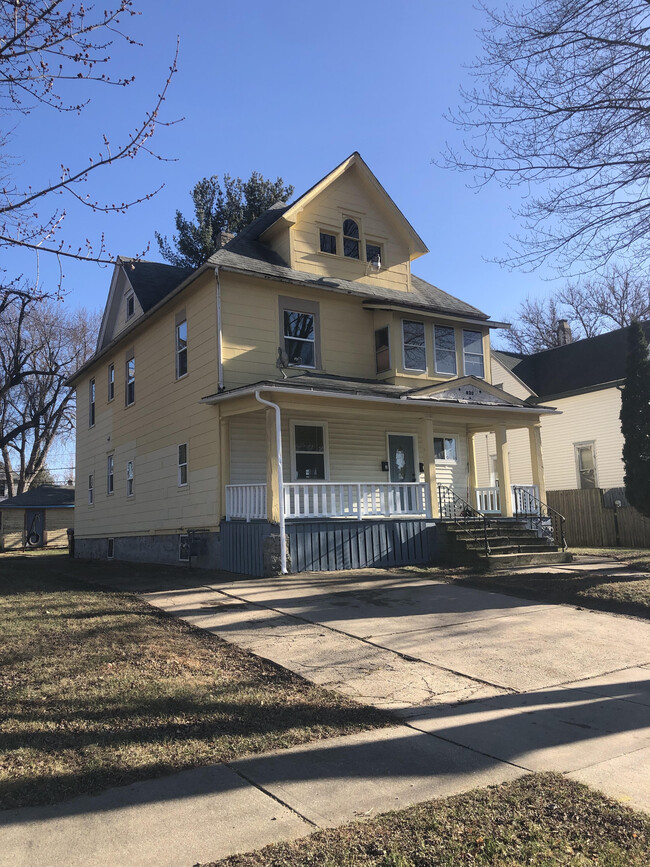 Building Photo - 920 S 5th St