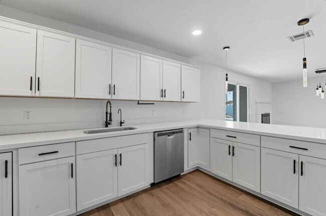 Building Photo - Beautiful Glendale Home With Pool!