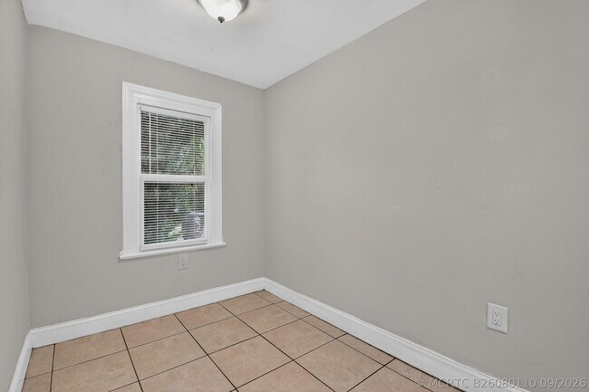 Building Photo - 885-887 7th St