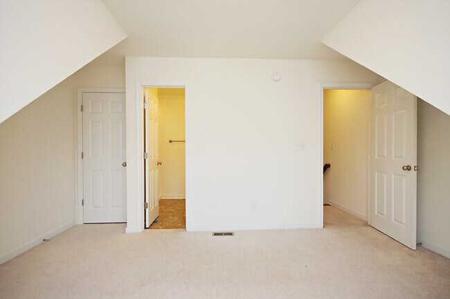 Building Photo - Dog-Friendly Old Trail Townhome