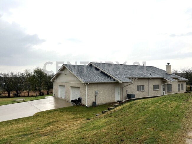 Building Photo - Beautiful 3/2/2 Situated On An Acre in Azle For Rent!
