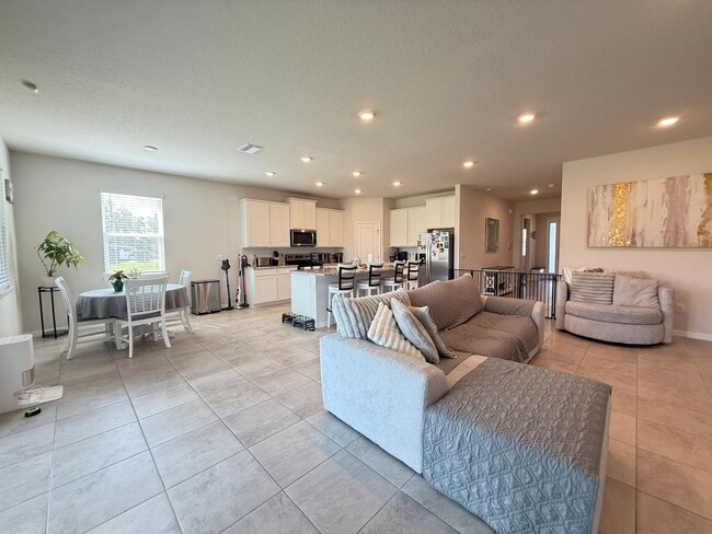 Building Photo - 4 Bedrooms, 2.5 Baths Coming Soon!