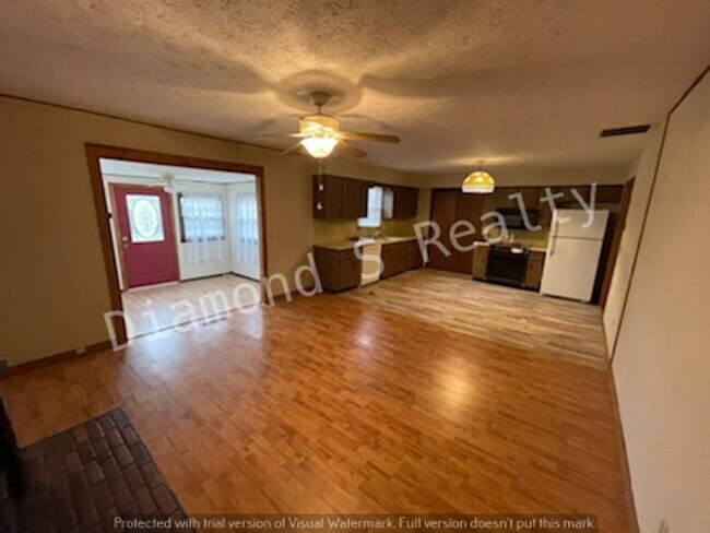 Building Photo - 3 Bedroom Home In Nice, Established Neighborhood