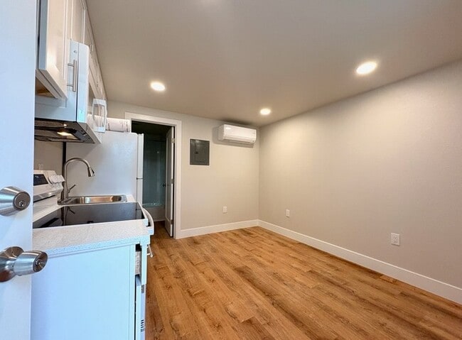 Building Photo - Beautiful new studio in Roseville!
