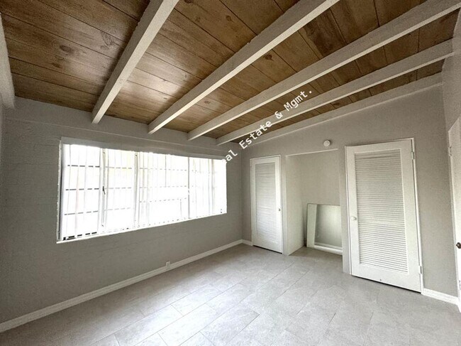 Building Photo - 1 Bedroom 1 bath with private yard! Water,...