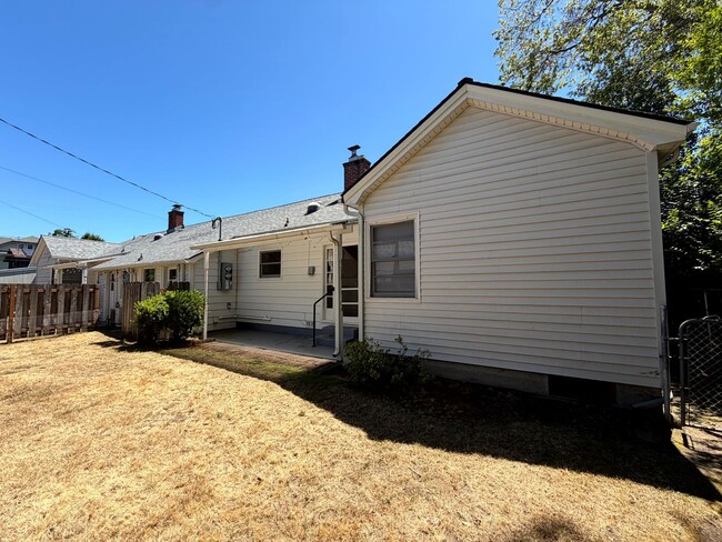 Building Photo - 735 E 23rd Ave