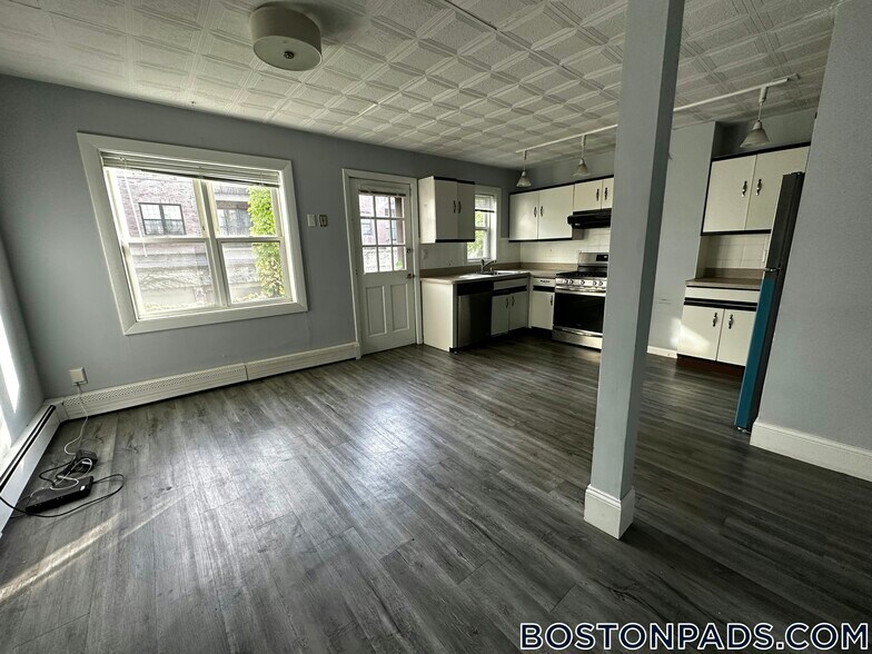 Building Photo - 195 Maverick St