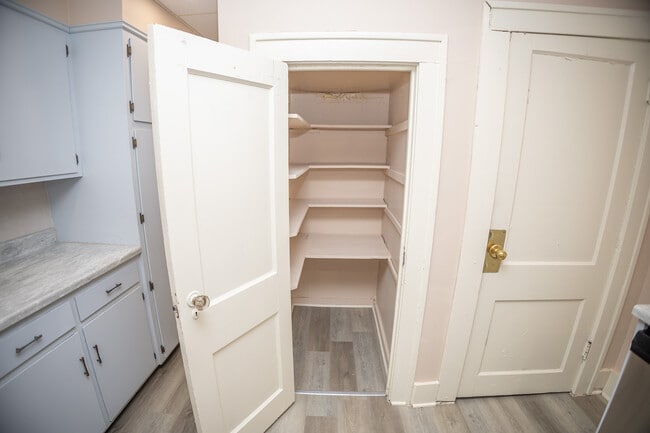 Building Photo - 927 E Dunklin St