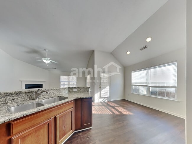 Building Photo - 16 Slow Creek Dr