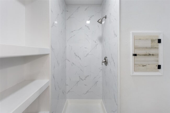 Building Photo - 5 Tiki Cir