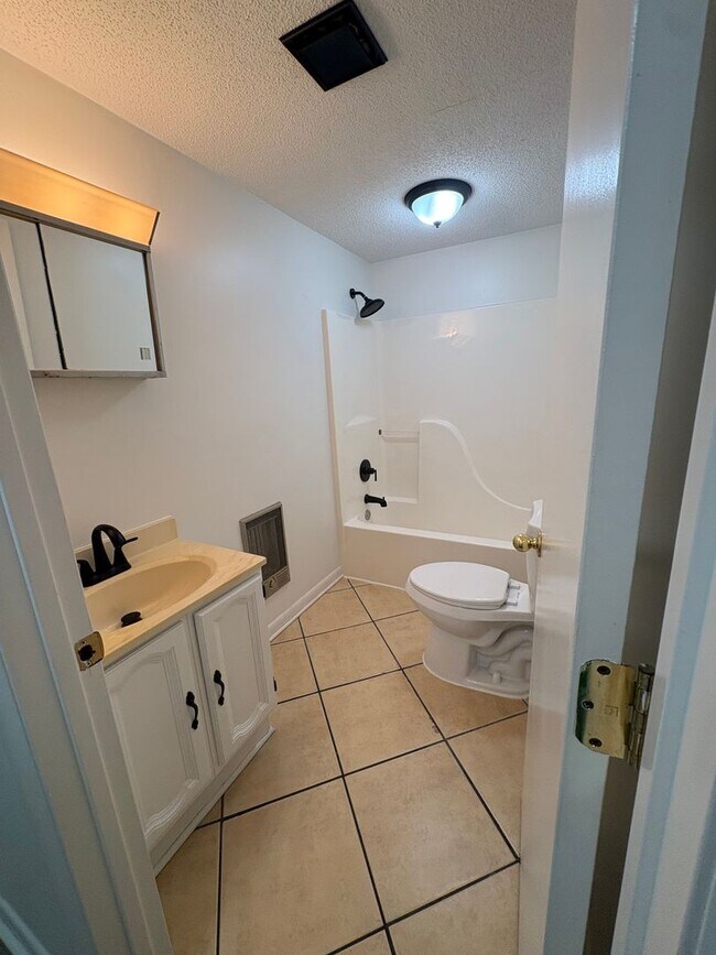 Building Photo - 408 3rd Ave NW
