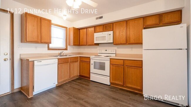 Building Photo - Move in Special! First Month's Rent is Fre...