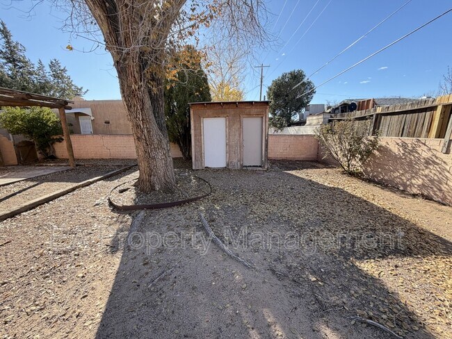 Building Photo - 921 Dartmouth Dr NE