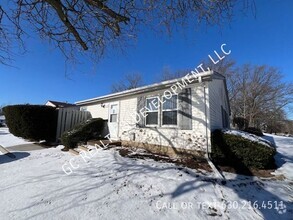 Building Photo - *** 2 WEEKS FREE / 2 BDRM  / SS APPL / REC...