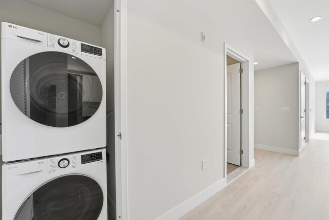 Building Photo - 40 Center St