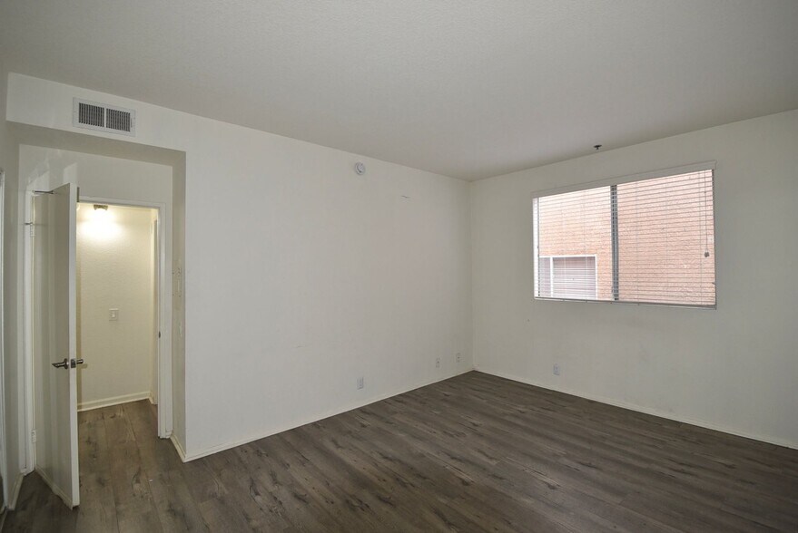 Building Photo - 11107 La Maida St