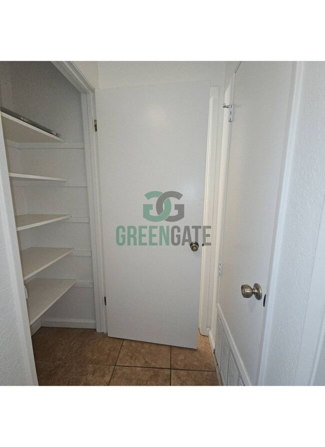 Building Photo - Beautiful 3 BEDROOM 2.5 BATH HOME IN MODES...