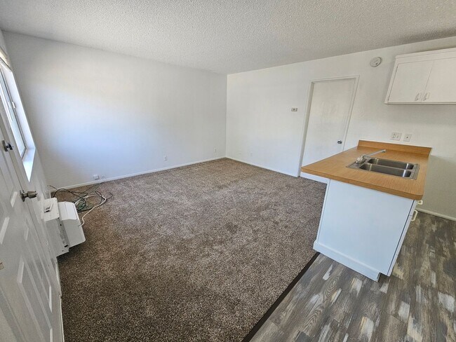 Building Photo - 1 Bedroom 1 Bath Triplex Unit in Los Molinos!