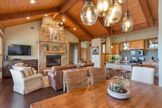 Building Photo - 7249 Sunswept Dr