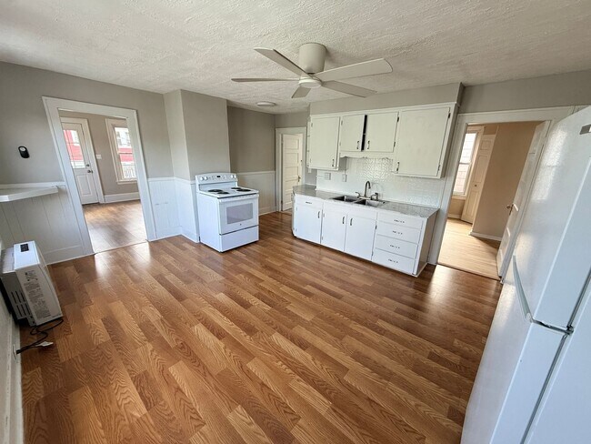 Primary Photo - 100 Green St