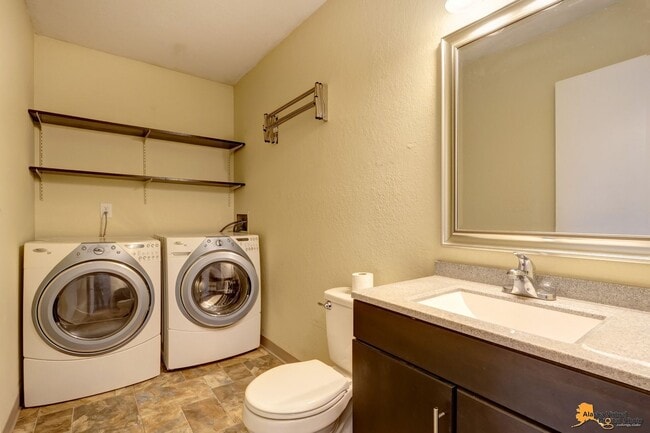 Building Photo - South Anchorage Townhouse for Rent