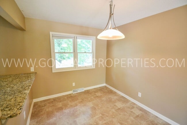 Building Photo - Charming 3-Bedroom Home in West Des Moines with a 2-Car garage and a fenced yard
