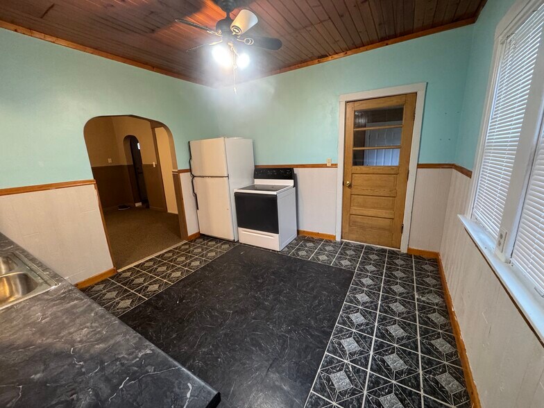 Kitchen - 204 Independence Ave S