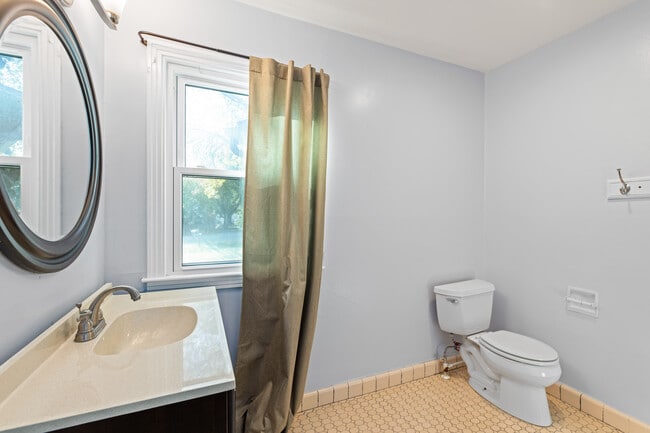 Building Photo - 22 E Hawthorne St