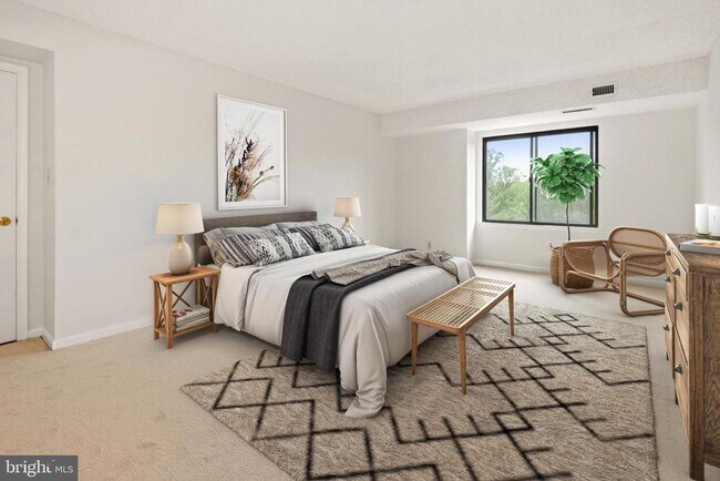 Building Photo - 3800 Powell Ln