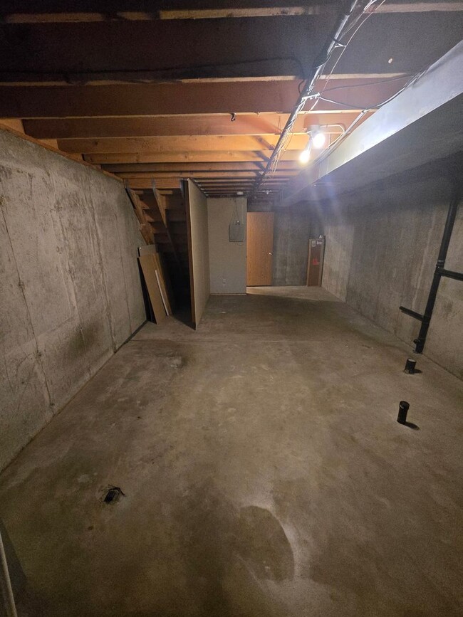 Building Photo - 2 Bedroom Townhouse with Unfinished Baseme...