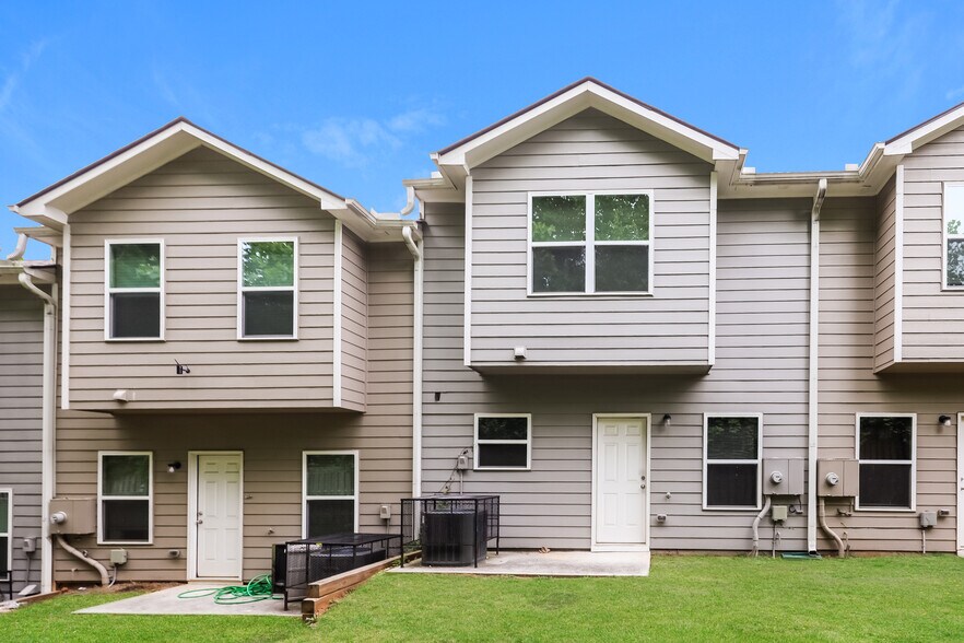 Building Photo - 706 Highwood Ln