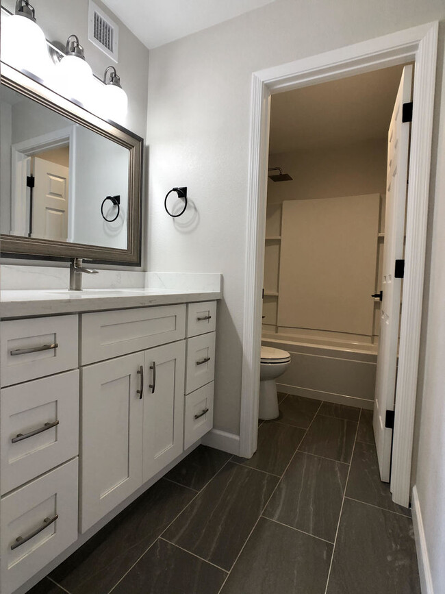 Building Photo - Fully Renovated 2bd/2 bath Scottsdale pati...