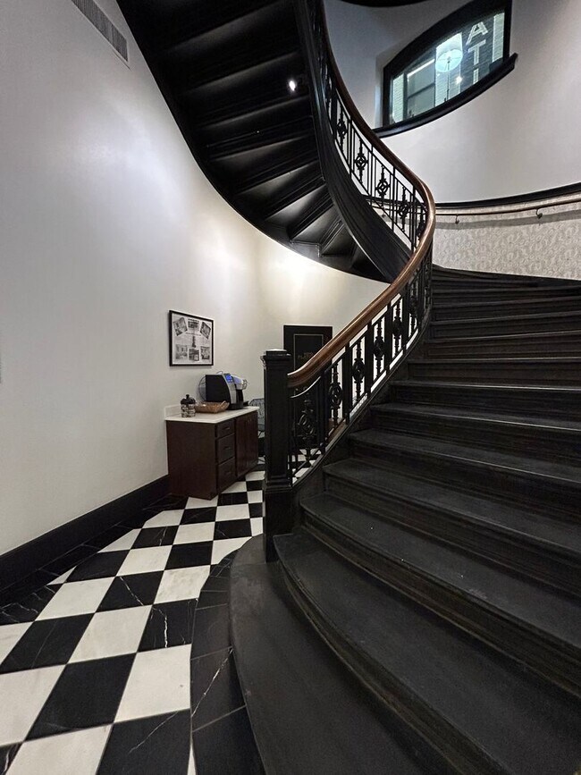 Building Photo - Adorable Studio Apartment in Downtown Omaha